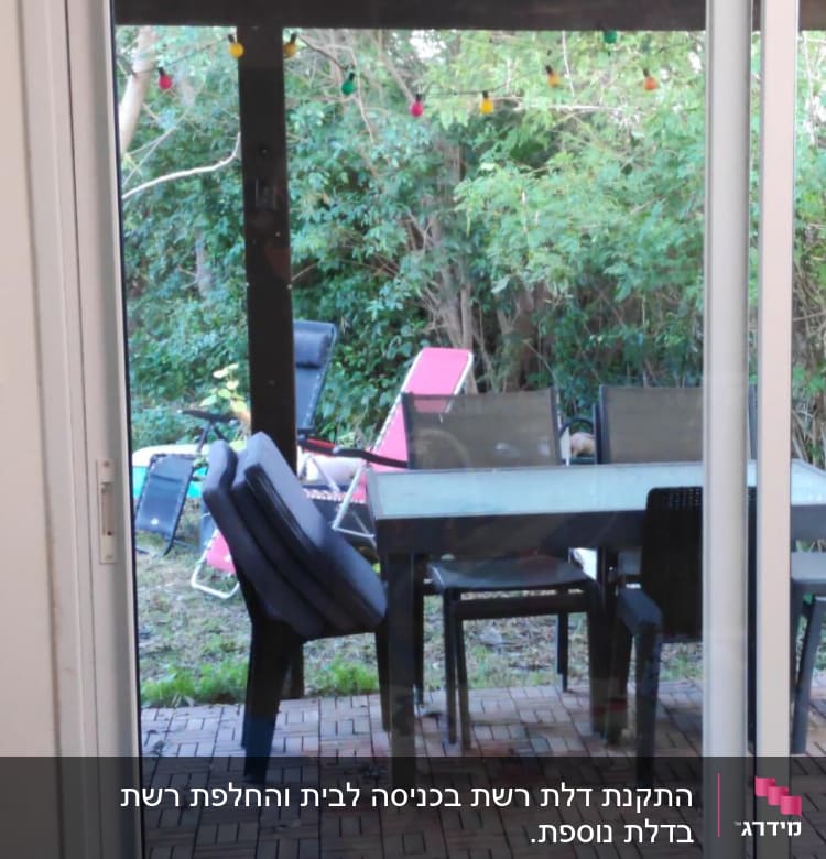 מסגרת אלומיניום של דלת הזזה מזכוכית